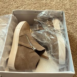 Steve Madden womens caliber taupe suede shoes